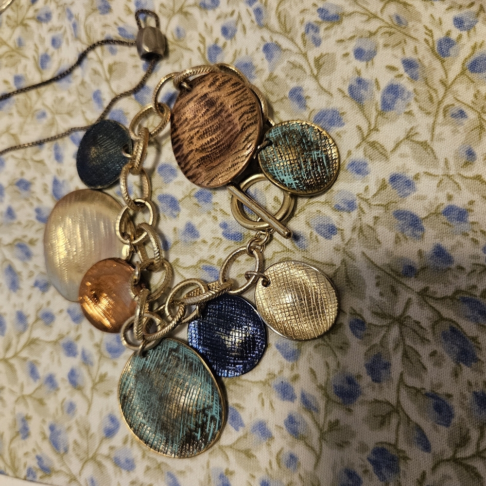 Pretty toggle bracelet - Picture 2 of 3